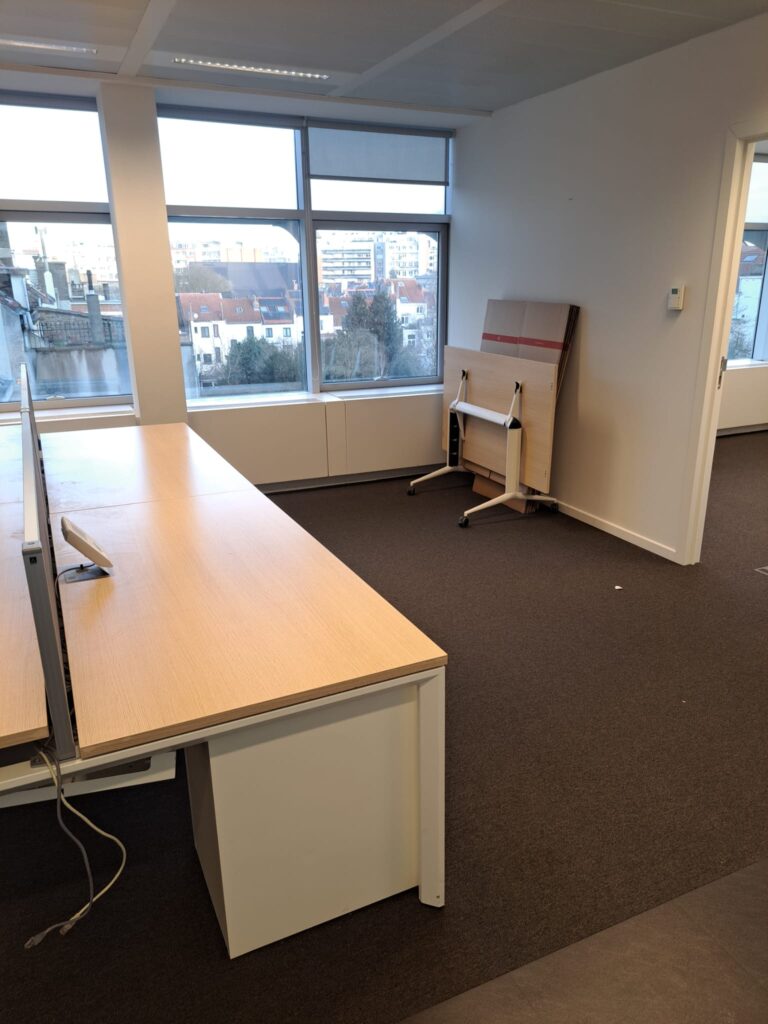 Montage, démontage de bureaux